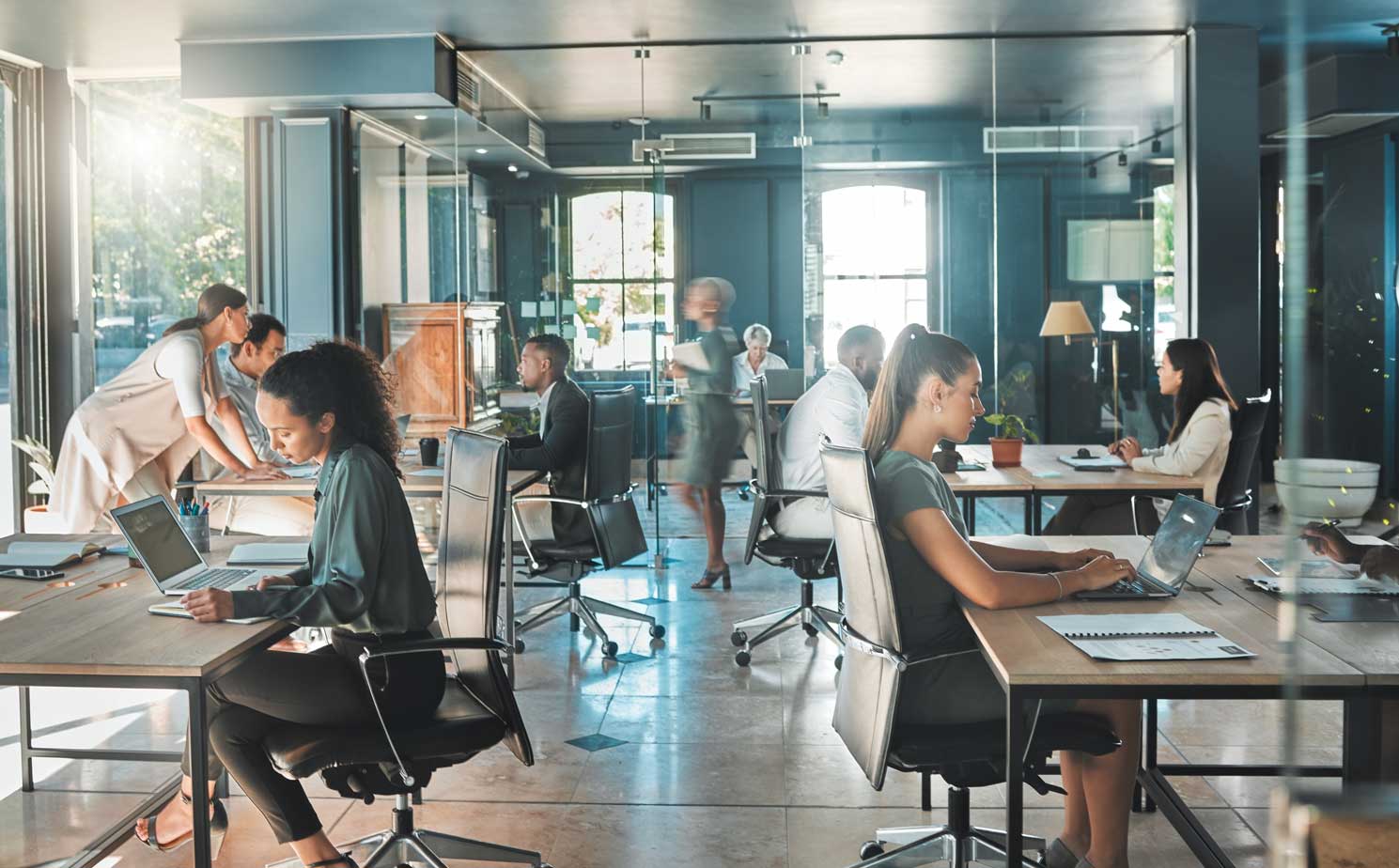 Prenotazione Desk significa stare al passo con le esigenze del lavoro moderno, migliorare l‘efficienza e l’uso degli spazi, per un ambiente di lavoro migliore.